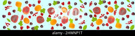 Sommerfrucht-Banner.Pfirsiche, Kirschen, Aprikosen, rote Johannisbeeren, Himbeeren und Blätter isoliert auf weißem und blauem Hintergrund.Obst- und Beerenbanner Stockfoto