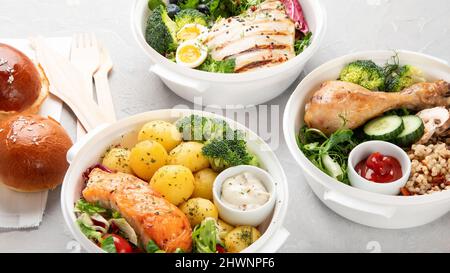 Gesunde Mahlzeiten in Lunchboxen auf hellem Hintergrund vorbereiten. Diät Essen Konzept. Stockfoto