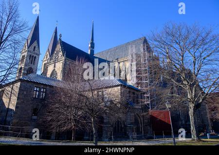 PRODUKTION - 02. März 2022, Sachsen-Anhalt, Halberstadt: Gerüste sind an der Fassade des Halberstädter Doms zu sehen. Der Fels war von einer Stütze auf dem dort gefallen. Nun müsste die Säule renoviert werden. Während der Arbeit mit den Denkmälern kommen immer wieder unerwartete Dinge ans Licht, die Pläne aus dem Kilter werfen, zu zusätzlichen Kosten führen oder Maßnahmen verlängern. Der Bund und das Land Sachsen-Anhalt stellen 200 Millionen Euro für die Restaurierung wichtiger Kulturdenkmäler zur Verfügung - aber der Start des Sonderinvestitionsprogramms steht noch lange bevor. Da ist ein Stockfoto