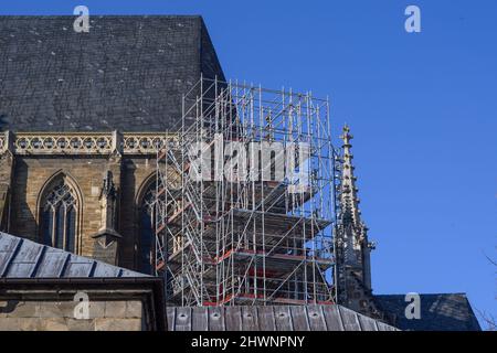 PRODUKTION - 02. März 2022, Sachsen-Anhalt, Halberstadt: Gerüste sind an der Fassade des Halberstädter Doms zu sehen. Der Fels war von einer Stütze auf dem dort gefallen. Nun müsste die Säule renoviert werden. Während der Arbeit mit den Denkmälern kommen immer wieder unerwartete Dinge ans Licht, die Pläne aus dem Kilter werfen, zu zusätzlichen Kosten führen oder Maßnahmen verlängern. Der Bund und das Land Sachsen-Anhalt stellen 200 Millionen Euro für die Restaurierung wichtiger Kulturdenkmäler zur Verfügung - aber der Start des Sonderinvestitionsprogramms steht noch lange bevor. Da ist ein Stockfoto