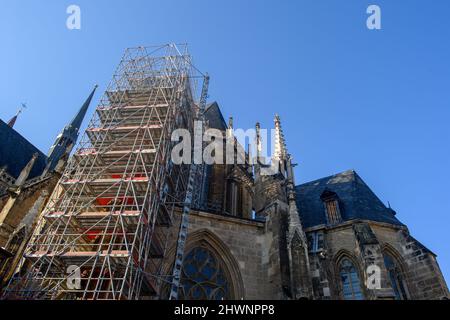 PRODUKTION - 02. März 2022, Sachsen-Anhalt, Halberstadt: Gerüste sind an der Fassade des Halberstädter Doms zu sehen. Der Fels war von einer Stütze auf dem dort gefallen. Nun müsste die Säule renoviert werden. Während der Arbeit mit den Denkmälern kommen immer wieder unerwartete Dinge ans Licht, die Pläne aus dem Kilter werfen, zu zusätzlichen Kosten führen oder Maßnahmen verlängern. Der Bund und das Land Sachsen-Anhalt stellen 200 Millionen Euro für die Restaurierung wichtiger Kulturdenkmäler zur Verfügung - aber der Start des Sonderinvestitionsprogramms steht noch lange bevor. Da ist ein Stockfoto