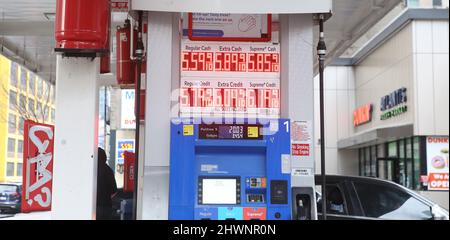 New York, Usa. 06. März 2022. New York City Tankstelle in New York, NY am 6. März 2022. Die Gaspreise der Vereinigten Staaten steigen, da verschiedene Länder Russland wegen der Invasion in die Ukraine sanktionieren. (Foto von Udo Salters/Sipa USA) Quelle: SIPA USA/Alamy Live News Stockfoto