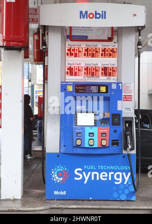 New York, Usa. 06. März 2022. New York City Tankstelle in New York, NY am 6. März 2022. Die Gaspreise der Vereinigten Staaten steigen, da verschiedene Länder Russland wegen der Invasion in die Ukraine sanktionieren. (Foto von Udo Salters/Sipa USA) Quelle: SIPA USA/Alamy Live News Stockfoto