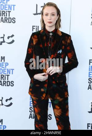 SANTA MONICA, LOS ANGELES, KALIFORNIEN, USA - 06. MÄRZ: Hannah Einbinder kommt bei den Film Independent Spirit Awards 2022 an, die am 6. März 2022 in Santa Monica, Los Angeles, Kalifornien, USA, am Santa Monica Beach verliehen wurden. (Foto von Xavier Collin/Image Press Agency) Stockfoto