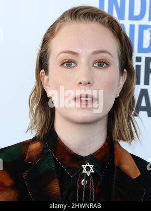 Santa Monica, Usa. 06. März 2022. SANTA MONICA, LOS ANGELES, KALIFORNIEN, USA - 06. MÄRZ: Hannah Einbinder kommt bei den Film Independent Spirit Awards 2022 an, die am 6. März 2022 in Santa Monica, Los Angeles, Kalifornien, USA, am Santa Monica Beach verliehen wurden. (Foto von Xavier Collin/Image Press Agency) Quelle: Image Press Agency/Alamy Live News Stockfoto