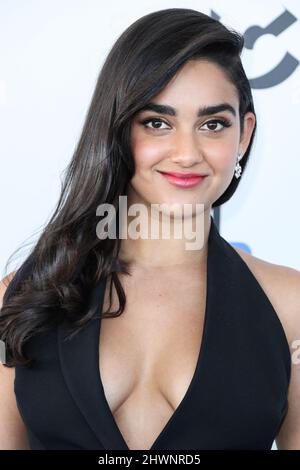 SANTA MONICA, LOS ANGELES, KALIFORNIEN, USA - 06. MÄRZ: Geraldine Viswanathan kommt bei den Film Independent Spirit Awards 2022 an, die am 6. März 2022 in Santa Monica, Los Angeles, Kalifornien, USA, am Santa Monica Beach verliehen wurden. (Foto von Xavier Collin/Image Press Agency) Stockfoto