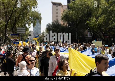 Anti-Kriegs-Proteste in Mexiko-Stadt ukrainische Unterstützerdemonstration in der Reforma-Straße. Flaggen, Empörung und eine große Gruppe von Menschen gehen. Stockfoto