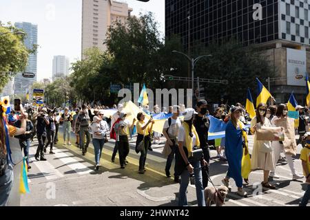 Anti-Kriegs-Proteste in Mexiko-Stadt ukrainische Unterstützerdemonstration in der Reforma-Straße. Flaggen, Empörung und eine große Gruppe von Menschen gehen. Stockfoto