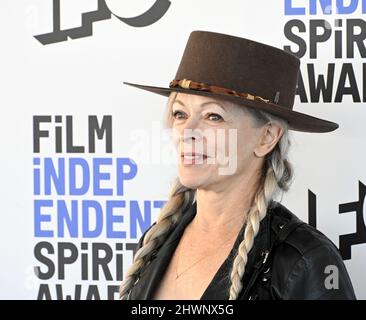 Santa Monica, USA. 06. März 2022. LOS ANGELES, USA. 06. März 2022: Frances Fisher bei den Film Independent Spirit Awards 2022 am Strand in Santa Monica. Bildquelle: Paul Smith/Alamy Live News Stockfoto