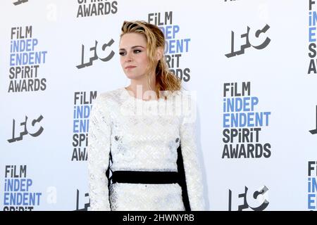 LOS ANGELES - DEZ 6: Kristen Stewart bei den Film Independent Spirit Awards 2022 kommt am 6. Dezember 2022 in Santa Monica, CA, am Santa Monica Beach an Stockfoto