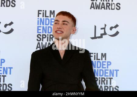 LOS ANGELES - DEZ 6: Olly Alexander bei den Film Independent Spirit Awards 2022 kommt am 6. Dezember 2022 in Santa Monica, CA, am Santa Monica Beach an Stockfoto