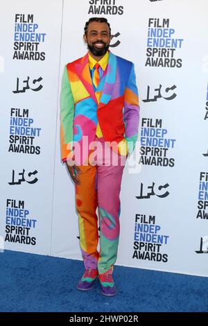 LOS ANGELES - DEZ 6: Daveed Diggs bei den Film Independent Spirit Awards 2022 kommt am 6. Dezember 2022 in Santa Monica, CA, am Santa Monica Beach an Stockfoto