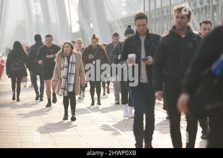 Aktenfoto vom 03/03/22 von Pendlern, die die Golden Jubilee Bridge in London überquerten, als sich die Stärke des britischen Arbeitsmarktes zum ersten Mal auf das Niveau vor der Pandemie erholt hat, so eine neue Studie. Stockfoto