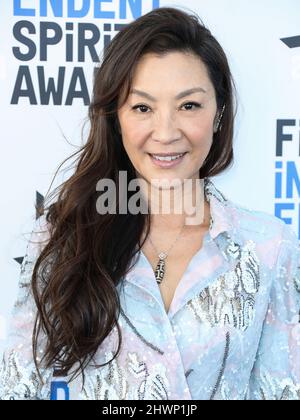 Santa Monica, Usa. 06. März 2022. SANTA MONICA, LOS ANGELES, KALIFORNIEN, USA - 06. MÄRZ: Michelle Yeoh kommt bei den Film Independent Spirit Awards 2022 an, die am 6. März 2022 in Santa Monica, Los Angeles, Kalifornien, USA, am Santa Monica Beach verliehen wurden. (Foto: Xavier Collin/Image Press Agency/Sipa USA) Quelle: SIPA USA/Alamy Live News Stockfoto