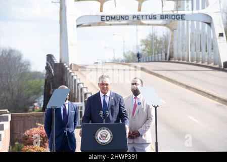 Rev. Jesse L. Jackson, Sr., Gründer der Rainbow Push Coalition, macht Bemerkungen, bevor er die US-Vizepräsidentin Kamala Harris bei ihrer feierlichen Überquerung der Edmund Pettus Bridge in Selma, Alabama, zum Gedenken an den 57.. Jahrestag des Blutigen Sonntags am 6. März 2022 begleitete. Foto von Andi Rices/Pool via CNP//BACAPRESS.COM Stockfoto