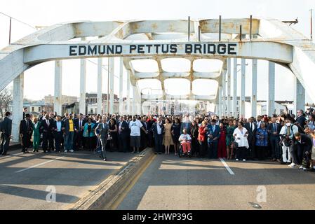 Die Vizepräsidentin der Vereinigten Staaten, Kamala Harris, überquert feierlich die Edmund Pettus Bridge in Selma, AL., zum Gedenken an den 57.. Jahrestag des Blutigen Sonntags am 6. März 2022. Foto von Andi Rices/Pool via CNP//BACAPRESS.COM Stockfoto