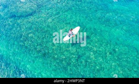 Luftaufnahme der Surfer am Balangan Strand, Bali, Indonesien Stockfoto