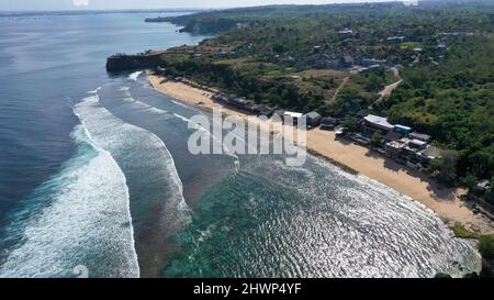 Draufsicht auf den wunderschönen tropischen Strand Balangan Beach, Bali, Indonesien. Erstaunliche Sandküste mit türkisem Meer und schäumenden Wellen. Wunderschönes Luftbild Stockfoto