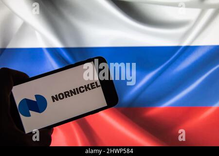 Rheinbach, 4. März 2022, das Markenlogo des Bergbauunternehmens 'Nornickel' auf dem Display eines Smartphones (Fokus auf das Markenlogo) Stockfoto