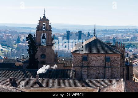 Luftpanorama von oben auf das historische Zentrum der mittelalterlichen Stadt Salamanca mit der Universität von Salamanca. Kastilien und Leon, Spanien Stockfoto