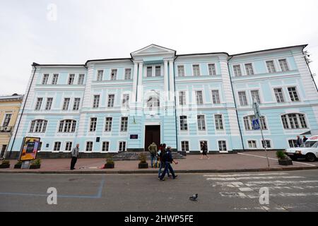 Ein schönes, renoviertes Gebäude auf dem Kontraktova-Platz 12 im Stadtteil Podil in Kiew, Ukraine. Stockfoto