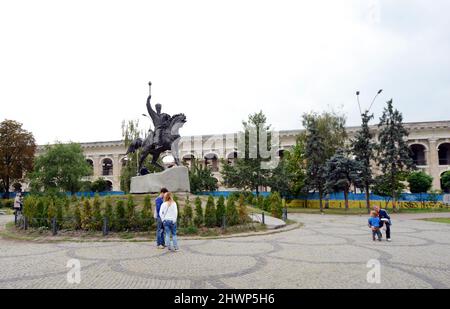 Ukrainische Kinder spielen am Monument Petra Sagaidachnogo in Kiew, Ukraine. Stockfoto