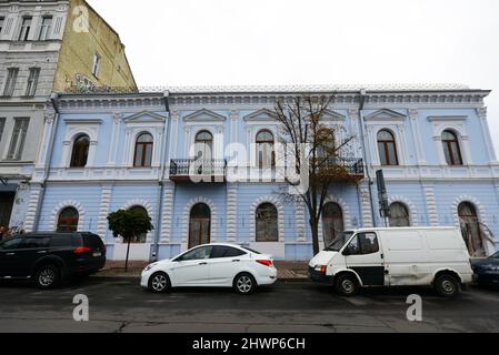 Schöne alte Gebäude im Podil-Viertel in Kiew, Ukraine. Stockfoto