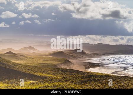 Russland, Kuril-Inseln, Iturup-Insel, Weiße Felsen an der Küste des Ochotsker Meeres. Stockfoto