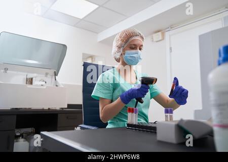 Dame im Krankenanzug, die im Krankenhaus arbeitet Stockfoto