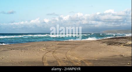 Russland, Kuril-Inseln, Iturup-Insel, Weiße Felsen an der Küste des Ochotsker Meeres. Stockfoto