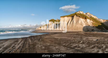 Russland, Kuril-Inseln, Iturup-Insel, Weiße Felsen an der Küste des Ochotsker Meeres. Stockfoto