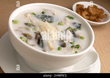 Congee mit getrockneter Auster und Jahrhundertei Stockfoto