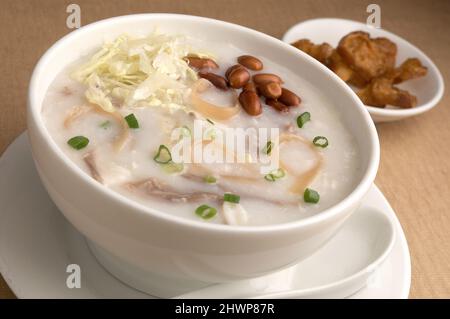 Congee mit Schweinefleisch, Erdnuss und Krulleröl Stockfoto
