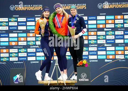 Femke Kok, Jutta Leerdam (NED) und Vanessa Herzog (AUT) während der Zeremonie ISU Eisschnelllauf-WM Sprint und Allround am 4. März 2022 im Vikingskipet in Hamar, Norwegen Foto von SCS/Soenar Chamid/AFLO (HOLLAND OUT) Stockfoto