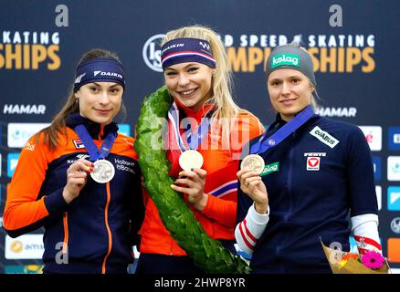 Femke Kok, Jutta Leerdam (NED) und Vanessa Herzog (AUT) während der Zeremonie ISU Eisschnelllauf-WM Sprint und Allround am 4. März 2022 im Vikingskipet in Hamar, Norwegen Foto von SCS/Soenar Chamid/AFLO (HOLLAND OUT) Stockfoto