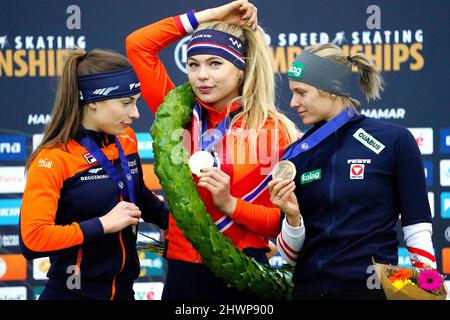 Femke Kok, Jutta Leerdam (NED) und Vanessa Herzog (AUT) während der Zeremonie ISU Eisschnelllauf-WM Sprint und Allround am 4. März 2022 im Vikingskipet in Hamar, Norwegen Foto von SCS/Soenar Chamid/AFLO (HOLLAND OUT) Stockfoto