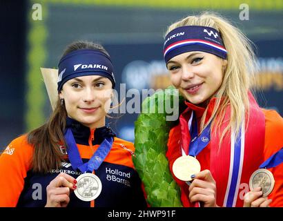 Femke Kok und Jutta Leerdam (NED) während der Zeremonie ISU-Eisschnelllauf-Weltmeisterschaften Sprint und Allround am 4. März 2022 im Vikingskipet in Hamar, Norwegen Foto von SCS/Soenar Chamid/AFLO (HOLLAND OUT) Stockfoto