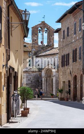 San Quirico d'Orcia (Toscana, Italien) - die Renaissance-Stadt der Toskana, im Frühling, mit historischem Zentrum im Val d'Orcia Wahrzeichen. Stockfoto