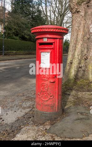 Ein königlicher Postsäulenkasten von Edward VII in Roundhay, Leeds, England, Großbritannien Stockfoto