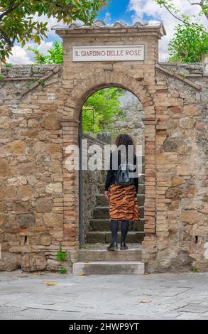 San Quirico d'Orcia (Toscana, Italien) - die Renaissance-Stadt der Toskana, im Frühling, mit historischem Zentrum im Val d'Orcia Wahrzeichen. Stockfoto