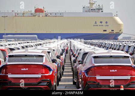 Yantai, Yantai, China. 7. März 2022. Am 7. März 2022 versammelten sich im Hafen von Yantai, Shandong Port, zahlreiche Exportfahrzeuge, die auf den Versand warteten.am 7. März 2022 veröffentlichte die Allgemeine Zollverwaltung Daten, dass in den ersten zwei Monaten dieses Jahres der Gesamteinfuhr- und Exportwert meines Landes 6,2 Billionen Yuan betrug. Ein Anstieg von 13,3 % gegenüber dem Vorjahreszeitraum. Unter ihnen betrug der Export 3,47 Billionen Yuan, ein Anstieg von 13,6 %; der Import betrug 2,73 Billionen Yuan, ein Anstieg von 12,9 %; der Handelsüberschuss betrug 738,8 Milliarden Yuan, ein Anstieg von 16,3 % (Bild der Quelle: Stockfoto