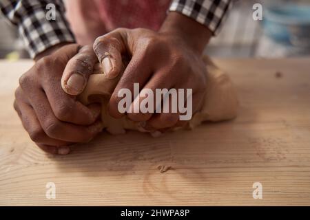 Craft Artist Entfernung von Luftblasen während des Keile-Prozess Stockfoto