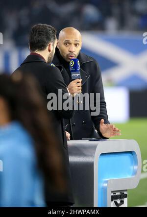 Thierry Henry kommentiert für das Fußballspiel „Amazon Prime Video“ der französischen Meisterschaft Ligue 1 zwischen Olympique de Marseille (OM) und AS Monaco (ASM) am 6. März 2022 im Velodrome-Stadion in Marseille, Frankreich - Foto Jean Catuffe / DPPI Stockfoto