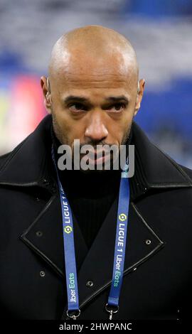 Thierry Henry kommentiert für das Fußballspiel „Amazon Prime Video“ der französischen Meisterschaft Ligue 1 zwischen Olympique de Marseille (OM) und AS Monaco (ASM) am 6. März 2022 im Velodrome-Stadion in Marseille, Frankreich - Foto Jean Catuffe / DPPI Stockfoto