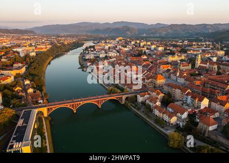 Stadt Maribor in Slowenien, beleuchtet von der aufgehenden Sonne am Sommermorgen Stockfoto