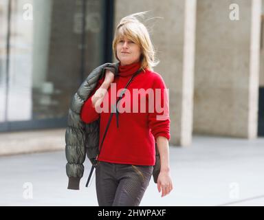 Rachel Johnson, Journalistin, Fernsehmoderatorin und Autorin, kommt in die BBC-Studios. Sie tritt häufig auf politischen Diskussionsrunden auf. Stockfoto