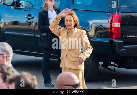 Selma, Vereinigte Staaten Von Amerika. 06. März 2022. Die US-Vizepräsidentin Kamala Harris winkt der Menge zu, als sie vor ihrer feierlichen Überquerung der Edmund Pettus Bridge in Selma, Alabama, zum Gedenken an den 57.. Jahrestag des Blutigen Sonntags am 6. März 2022 vorgestellt wird. Kredit: Andi Reis/Pool/Sipa USA Gutschrift: SIPA USA/Alamy Live Nachrichten Stockfoto