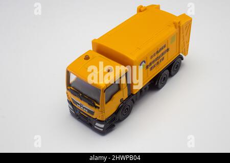 Diecast Spielzeug Auto Müllwagen mit oranger Farbe Stockfoto