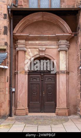 Historisches Tor an der Kirche des Heiligen Geistes in Heidelberg, Deutschland Stockfoto