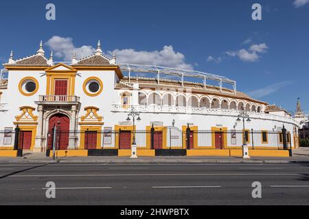 Frontalansicht der Plaza de Toros die Stierkampfarena von Sevilla Stockfoto